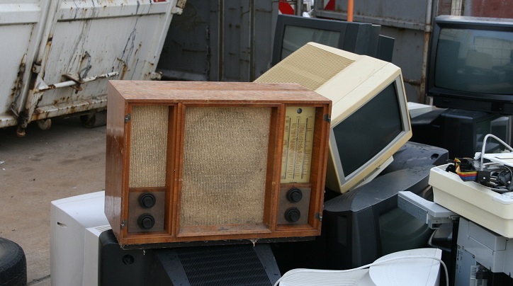 Elektrośmieci- stare radia, monitor komputerowy.
