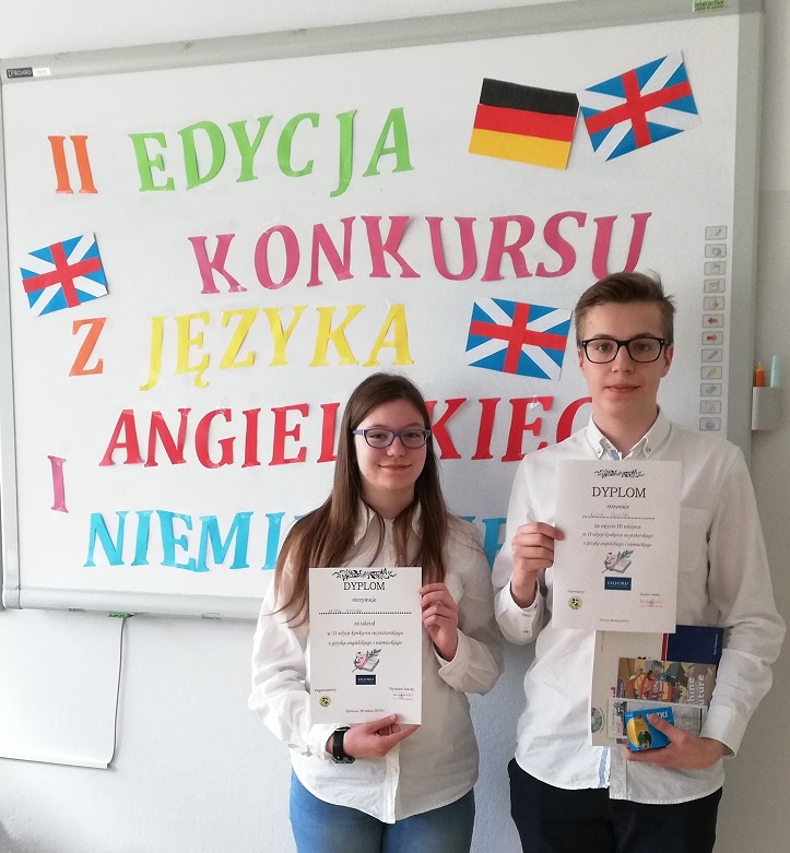 Milena i Karol z dyplomami uznania w konkursie recytatorskim
