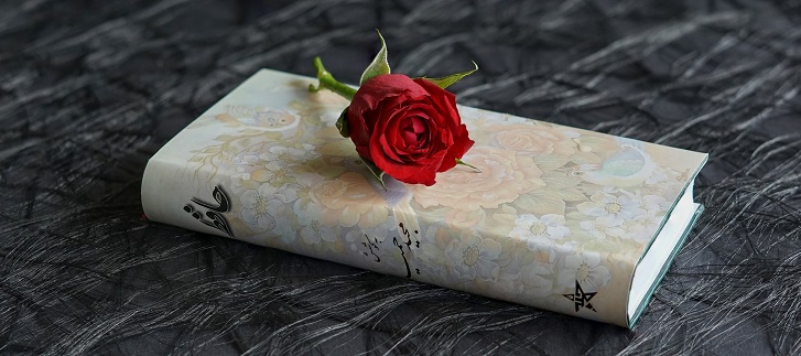 Książka z żywą różą