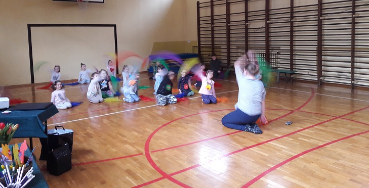 Dzieci ćwiczą w sali gimnastycznej