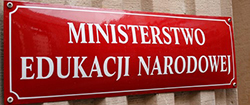 Tabliczka z napisem "Ministerstwo Edukacji"