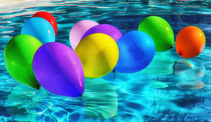 Kolorowe balony na wodzie