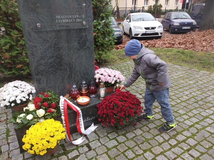 dziecko przy pomniku