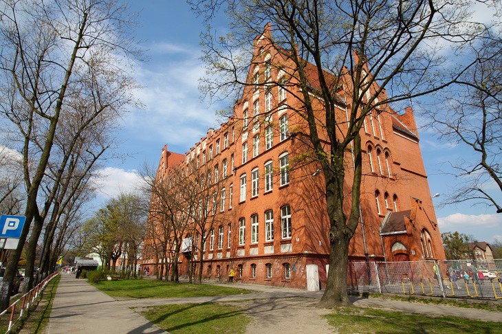 Budynek szkoły podstawowej nr 18 w Gliwicach. Budynek z czerwonej cegły