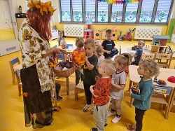 Pani Jesień pokazuje dzieciom swoje dary z kosza