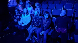 dzieci w teatrze