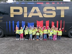 Dzieci stoją przy autokarze Piasta Gliwice