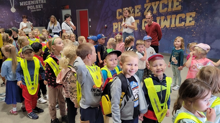 Dzieci zwiedzają stadion Piasta Gliwice