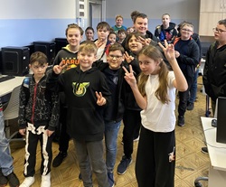 Uczestnicy szkolnego konkursu mincrafta, w sali komputerowej dzieci pozują do zdjęcia