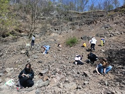 Uczestnicy wycieczki w górach kaczawskich zbierają minerały