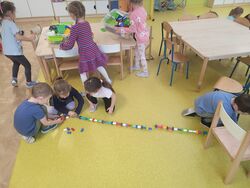 Grupa Iskierek budująca pociąg z klocków Korbo