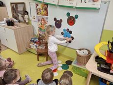 Dziewczynka układająca wzór na tablicy magnetycznej