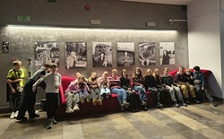uczniowie siedzą na wspólnej kanapie w teatrze miejskim w Gliwicach