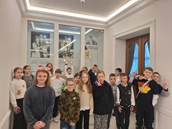 uczniowie stoją w grupie w holu opery śląskiej