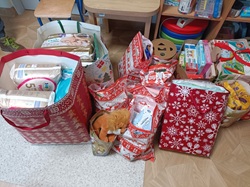 torby z darami dla małych dzieci, zabawki kosmetyki