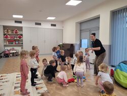 Grupa słoneczek z panią prowadzącą zajęcia z języka angielskiego