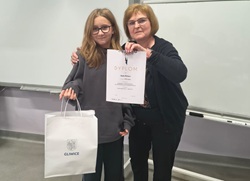 Na zdjęciu widzimy Agatę Blukacz, uczennicę klasy 6a, wraz z nauczycielką, prezentujące dyplom oraz upominek za sukces w Miejskim Konkursie Ortograficznym „Ortografikon”. Serdecznie gratulujemy Agacie zdobycia 3. miejsca w drugim etapie konkursu i życzymy kolejnych sukcesów oraz wielu powodów do dumy!
