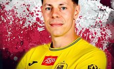 postać piłkarza w żółtej koszulce meczowej