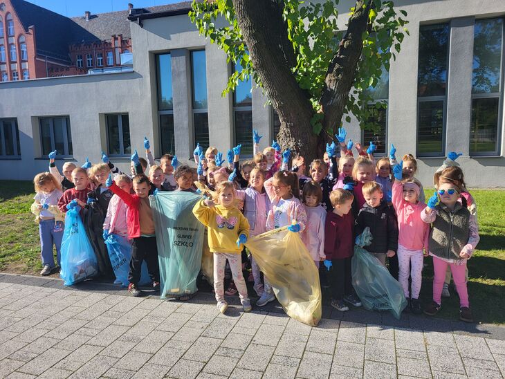 Dzieci sprzątają świat