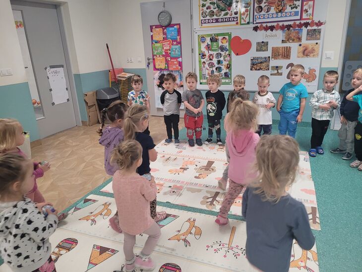 Dzieci z grupy Słoneczka wręczające upominki