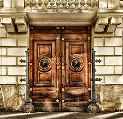 Drzwi w starym budynku