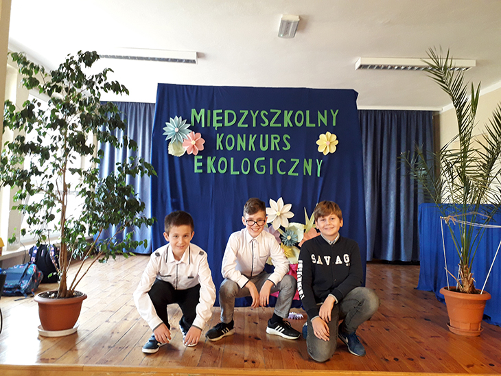 Trzech chłopców na tle napisu Konkurs ekologiczny