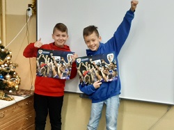 dwóch chłopców pozuje z plakatami Piasta Gliwice