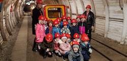 dzieci stoją w podziemiach kopalni