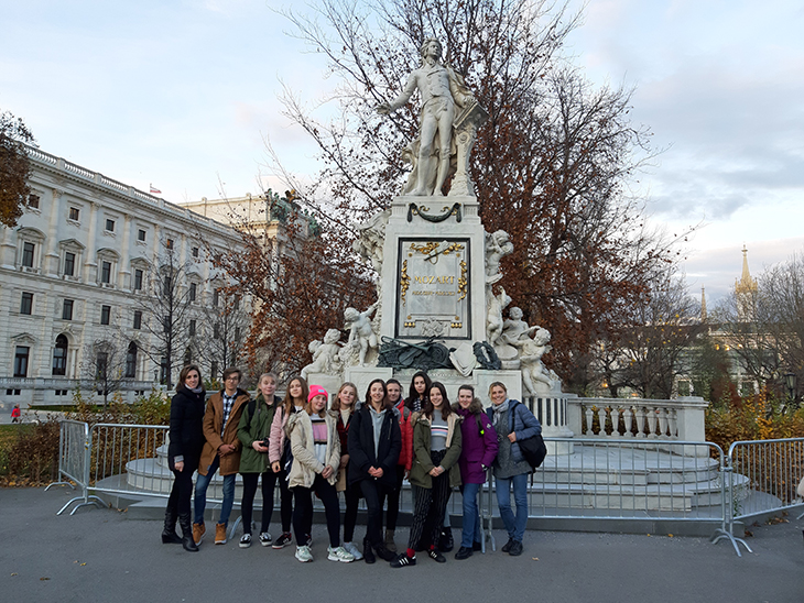 uczestnicy wycieczki na tle pomnika Mocarta w Wiedniu
