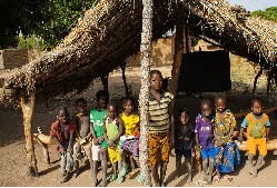 Mieszkańcy Afryki w słomianej chacie