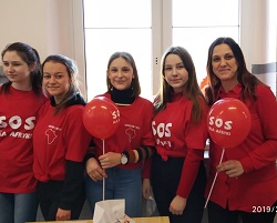 Uczennice w czerwonych koszulkach z napisem SOS 