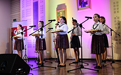 Grupa dziewcząt śpiewa na scenie