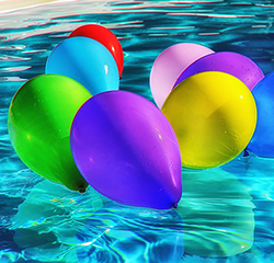 Kolorowe balony na wodzie