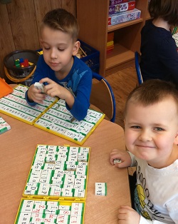 dzieci układają wyrazy z literek