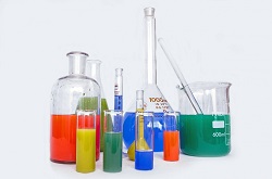 naczynia laboratoryjne z kolorowymi substancjami