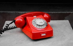 czerwony telefon