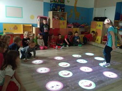 dzieci grają na magicznym dywanie