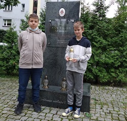 chłopcy przy pomniku sybiraka
