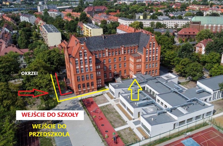 OPIS BUDYNKu ZSP8 wraz z bhudynkiem przedszkola strzałki pokazują wejścia