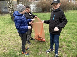 dzieci zbierają śmieci