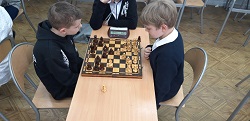 grają w szachy