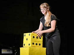 Zosia na konkursie form teatralnych  z żółtym pudłem