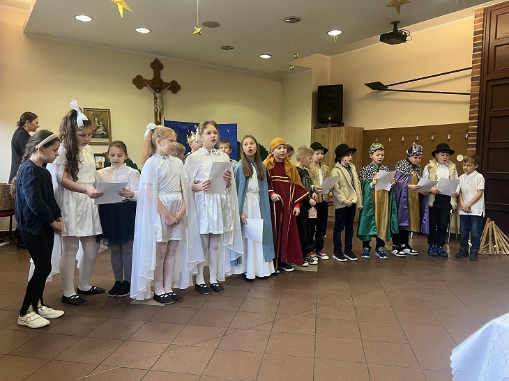 dzieci jasełka przedstawienie w parafii Chrystusa króla