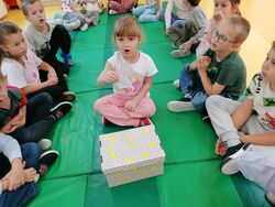 Grupa Kropelek na zielonych matach podczas zajęć