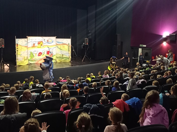 dzieci w teatrez na senie scenka w ramach teatru odblaskowy pierwszak