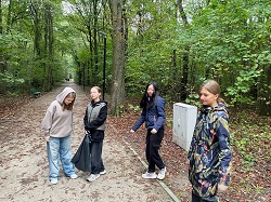 uczniowie sprzątaja pobliski park w ramach akcji sprzątamy dla Polski na zdjeciu uczennice z workami 