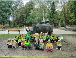 grupa dzieci w zoo w odblaskowych koszulkach