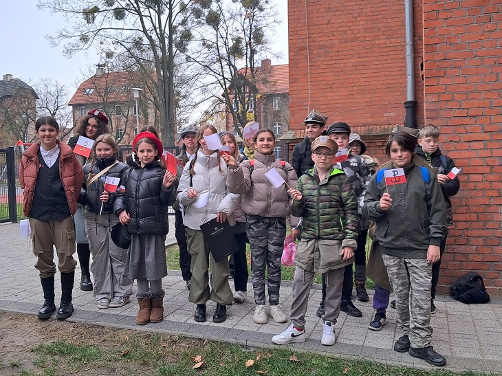 drużyna gotowa do wykonywania zdań w ramach rajdu niepodległości