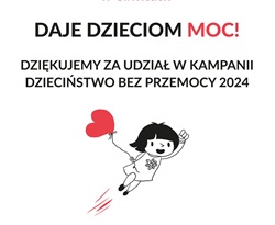 Na obrazku znajduje się grafika związana z kampanią „Dzieciństwo bez Przemocy 2024”.  Postać dziecka w formie prostej, rysunkowej grafiki, trzymającego czerwony balonik w kształcie serca. Dziecko wygląda na uśmiechnięte i pełne energii, co symbolizuje szczęśliwe dzieciństwo.