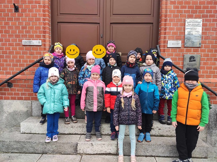 na zdjeciu grupa dzieci stoi przed budynkiem Domu Pamięci Żydów Górnośląskich w Gliwicach